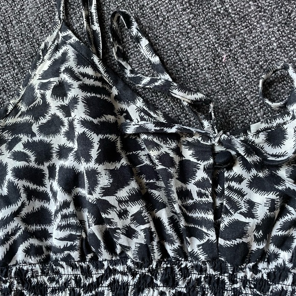 Brand: Guess. Size: S. Color: Black & White - Picture 3 of 4